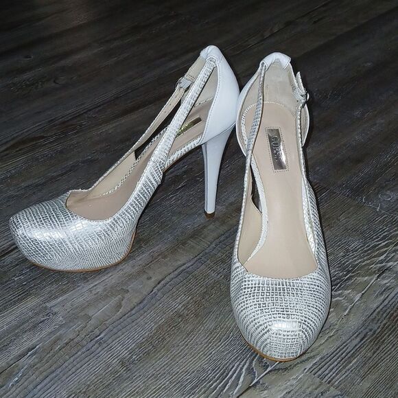 Guess Jacoba Platform High Heel 4.5"   classy elegant Pump Size 7.5  EUC - Picture 2 of 8